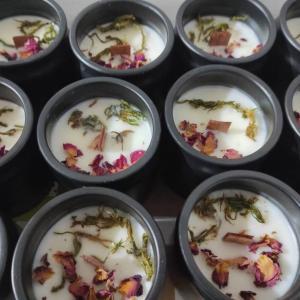 Detalle de la vela petalos de rosa