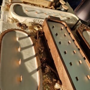 Detalle barca con patas y vela ondas